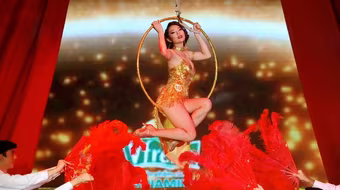 Minh Hằng hóa vũ nữ Broadway nóng bỏng và gợi cảm